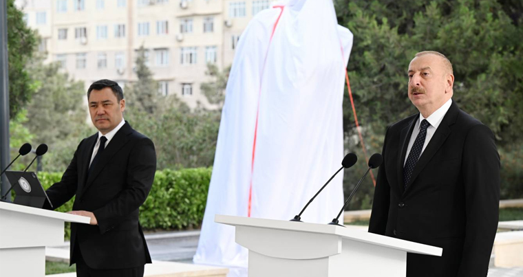 Состоялась церемония открытия памятника Чингизу Айтматову в Баку