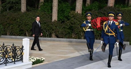 Садыр Жапаров посетил могилу великого лидера Гейдара Алиева