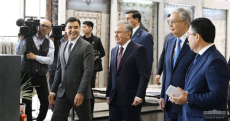 Президенты Узбекистана и Казахстана ознакомились с крупным ковровым предприятием в Хиве