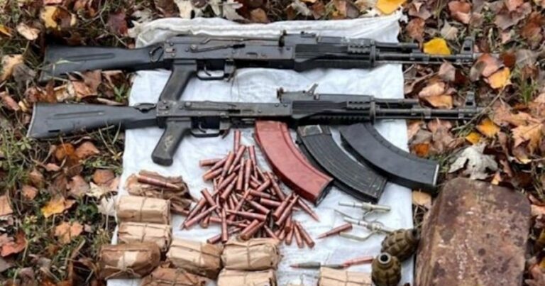В Ханкенди обнаружены автомат, пулемет и гранаты
