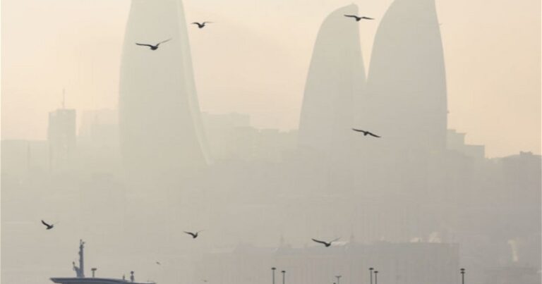 В Баку количество пыли в воздухе превышает норму