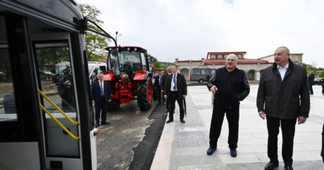 Президенты Азербайджана и Беларуси осмотрели автобус совместного производства