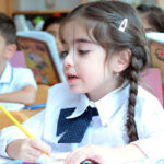 Сколько детей зачислено в 1-е классы в Азербайджане?