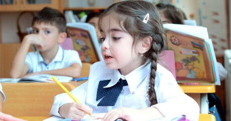 Сколько детей зачислено в 1-е классы в Азербайджане?