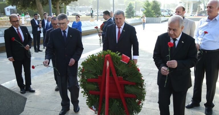 Нобелевский лауреат Азиз Санджар прибыл в Азербайджан