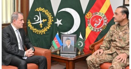 Джейхун Байрамов встретился с начальником штаба сухопутных войск Пакистана