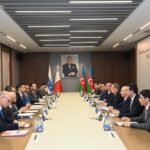 Глава МИД Азербайджана и действующий председатель ОБСЕ провели встречу в расширенном составе