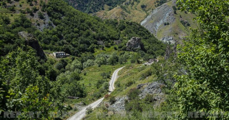 В Кяльбаджаре перевернулся грузовик, есть погибший