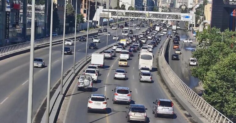 На ряде столичных улиц и проспектов затруднено движение транспорта