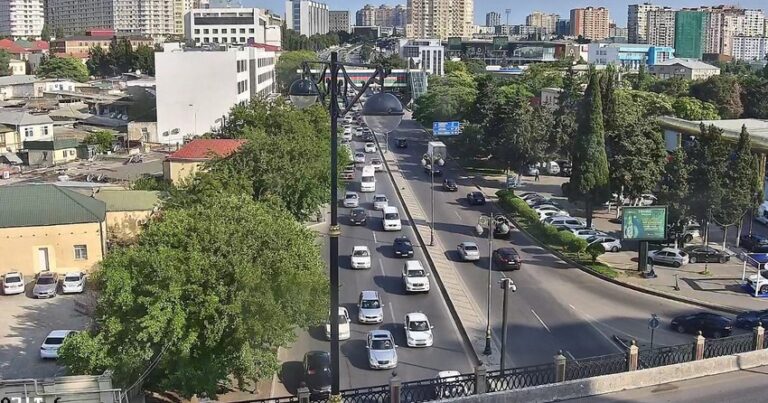 В Баку на ряде улиц затруднено движение транспорта