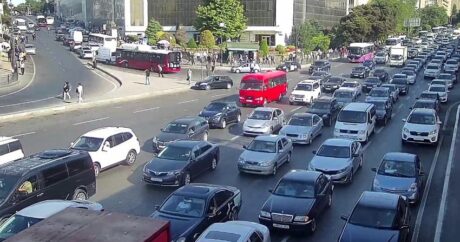 На более чем 10 улицах и проспектах Баку затруднено движение транспорта