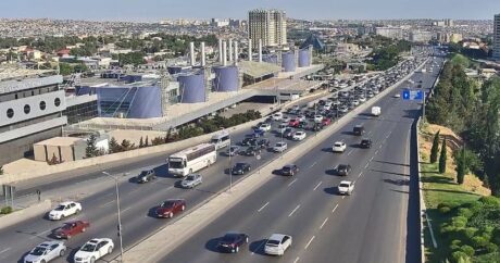 На ряде дорог Баку затруднено движение транспорта