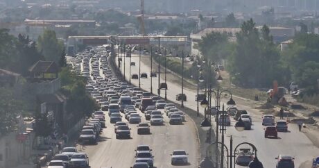 Затруднено движение транспорта на некоторых улицах и проспектах Баку