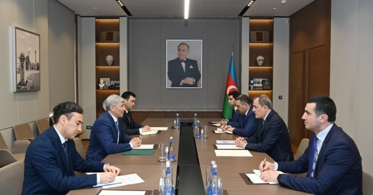 Посол Кыргызстана вручил копию верительных грамот Джейхуну Байрамову