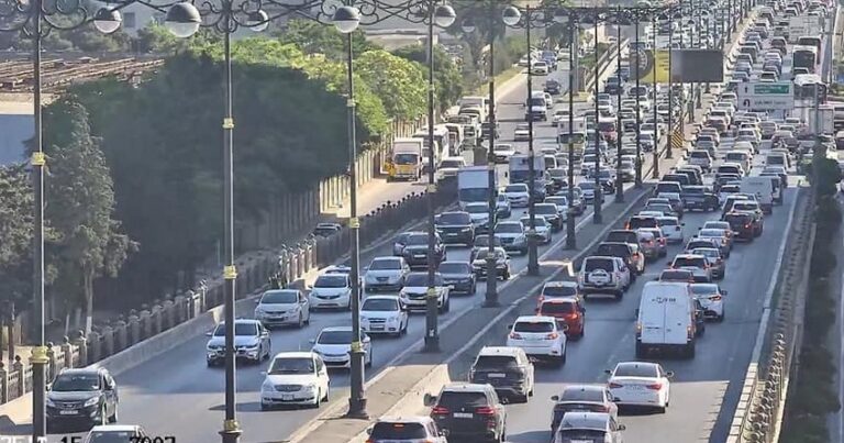 На ряде улиц и проспектов Баку затруднено движение транспорта