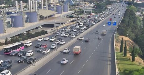 На некоторых улицах и проспектах Баку затруднено движение транспорта