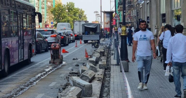 В Баку расширяют тротуар перед станцией метро «Сахиль»