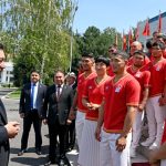 Президент Садыр Жапаров вручил Государственный флаг сборной команде Кыргызстана