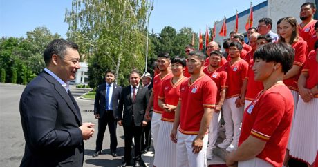 Президент Садыр Жапаров вручил Государственный флаг сборной команде Кыргызстана