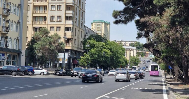 В Баку на улице Абдуррагим бека Ахвердиева организована автобусная полоса движения