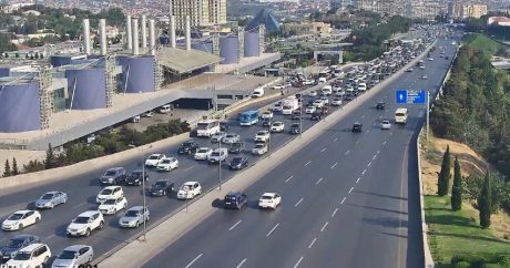 На ряде бакинских улиц наблюдается плотный транспортный поток