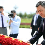 Садыр Жапаров возложил цветы к монументу Независимости в Ташкенте