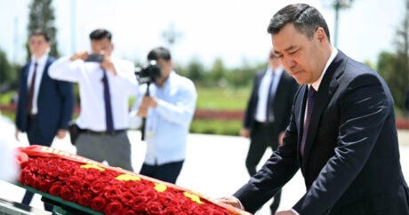 Садыр Жапаров возложил цветы к монументу Независимости в Ташкенте