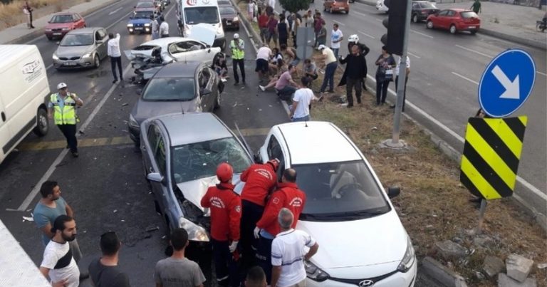 В Стамбуле столкнулись 10 автомобилей, есть пострадавшие