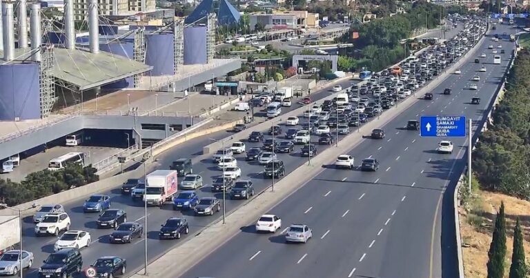 На ряде улиц и проспектов Баку затруднено движение транспорта