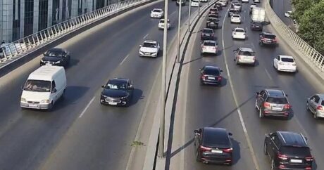 В Баку на двух улицах затруднено движение транспорта