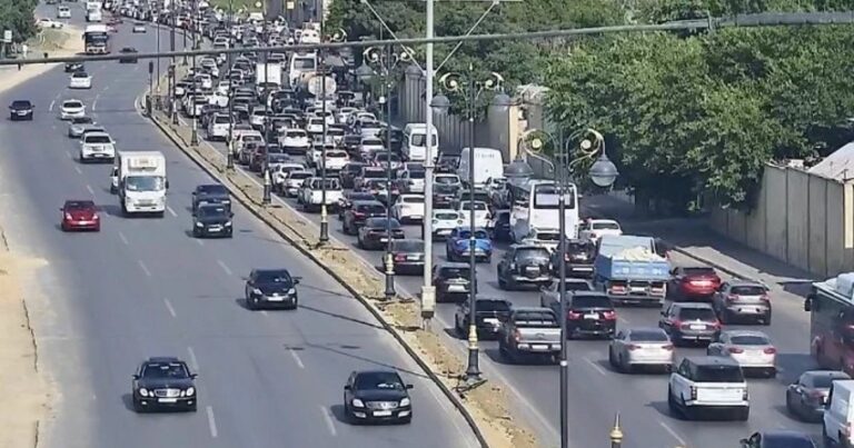 На ряде улиц и проспектов Баку затруднено движение транспорта