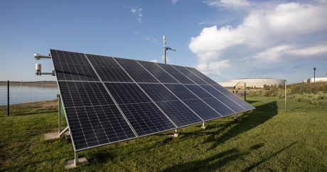 В Баку сдана в эксплуатацию пилотная СЭС на озере Беюкшор