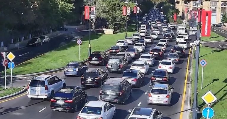 В Баку на ряде улиц затруднено движение транспорта