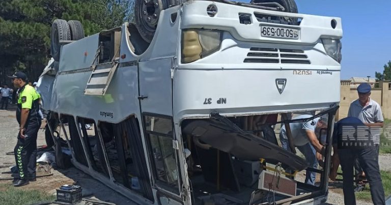 На дороге Баку-Сумгайыт столкнулись два автобуса