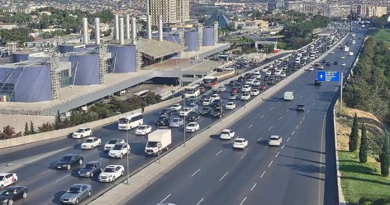 В Баку на ряде дорог наблюдаются заторы