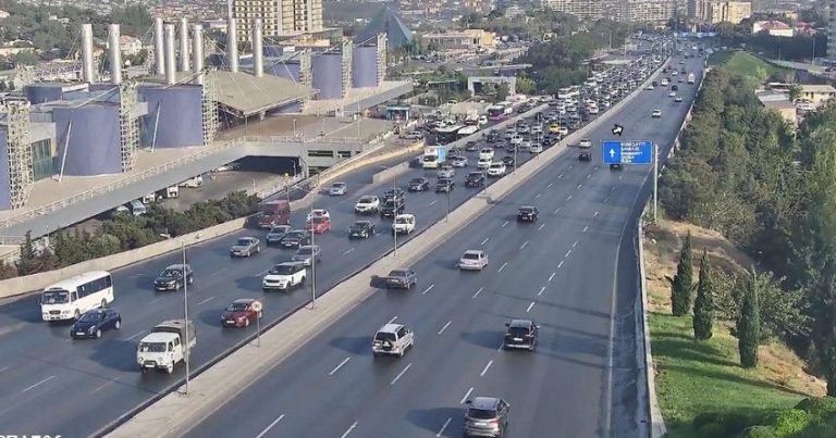 В Баку на ряде улиц затруднено движение транспорта