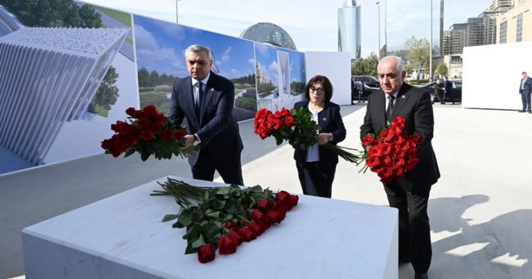 Премьер-министр и глава Администрации президента посетили Парк Победы