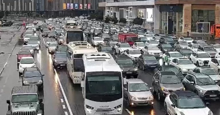 В Баку на ряде улиц и проспектов наблюдаются пробки