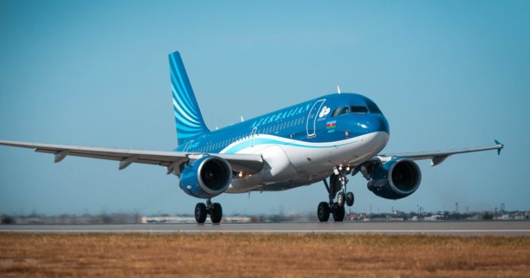 AZAL приостанавливает полеты в ряд городов России