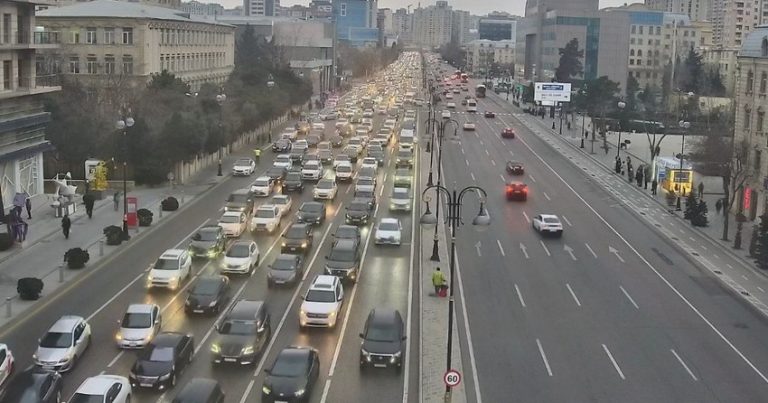 На ряде улиц и проспектов Баку затруднено движение транспорта