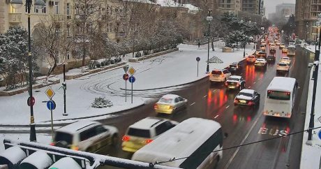 В Баку на ряде улиц и проспектов затруднено движение транспорта