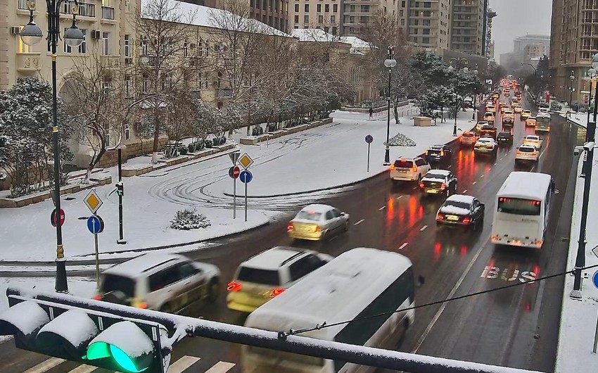 В Баку на ряде улиц и проспектов затруднено движение транспорта