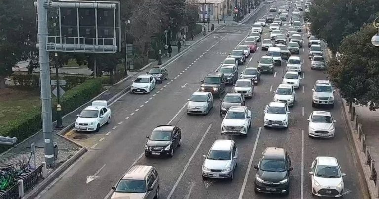 На ряде бакинских улиц и проспектов затруднено движение транспорта