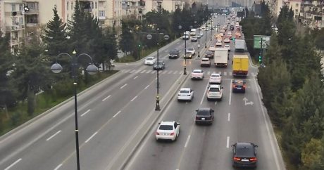 На ряде улиц и проспектов Баку затруднено движение транспорта