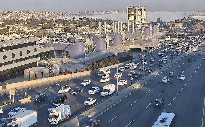 На ряде улиц и проспектов Баку затруднено движение транспорта