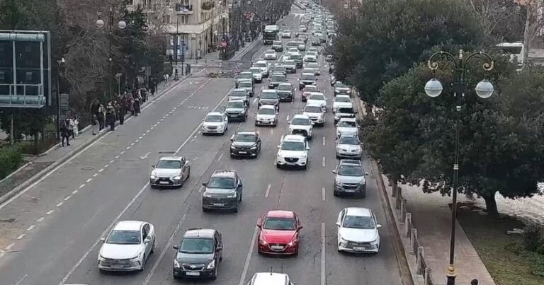 В Баку на ряде улиц и проспектов затруднено движение транспорта