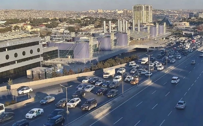 На ряде улиц и проспектов Баку затруднено движение транспорта